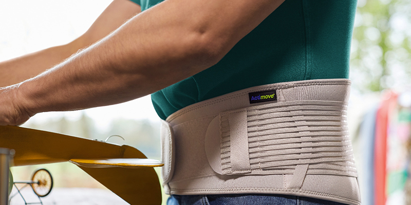 Close-up of the Actimove Everyday Supports Back Support with High Density Panel on man Close-up of the Actimove Everyday Supports Back Support with High Density Panel on man